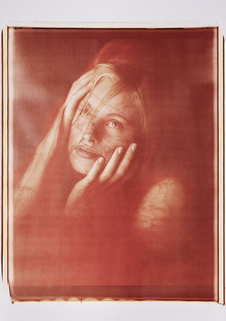 Nathalie - Portrait hinter Stoff  II Monochrome, Polaroid 20x24", Werner Pawlok