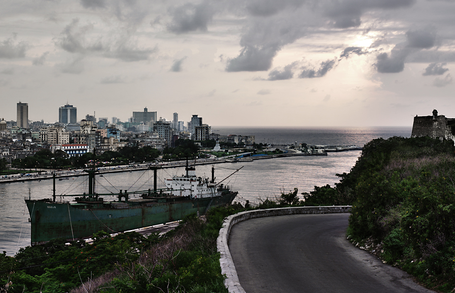 Casablanca I - Havana photo by werner pawlok, cuba, kuba, insel der grossen antillen, morbid, charme, che guevarra, fidel castro, landscape, city, karibik, havanna, casablanca