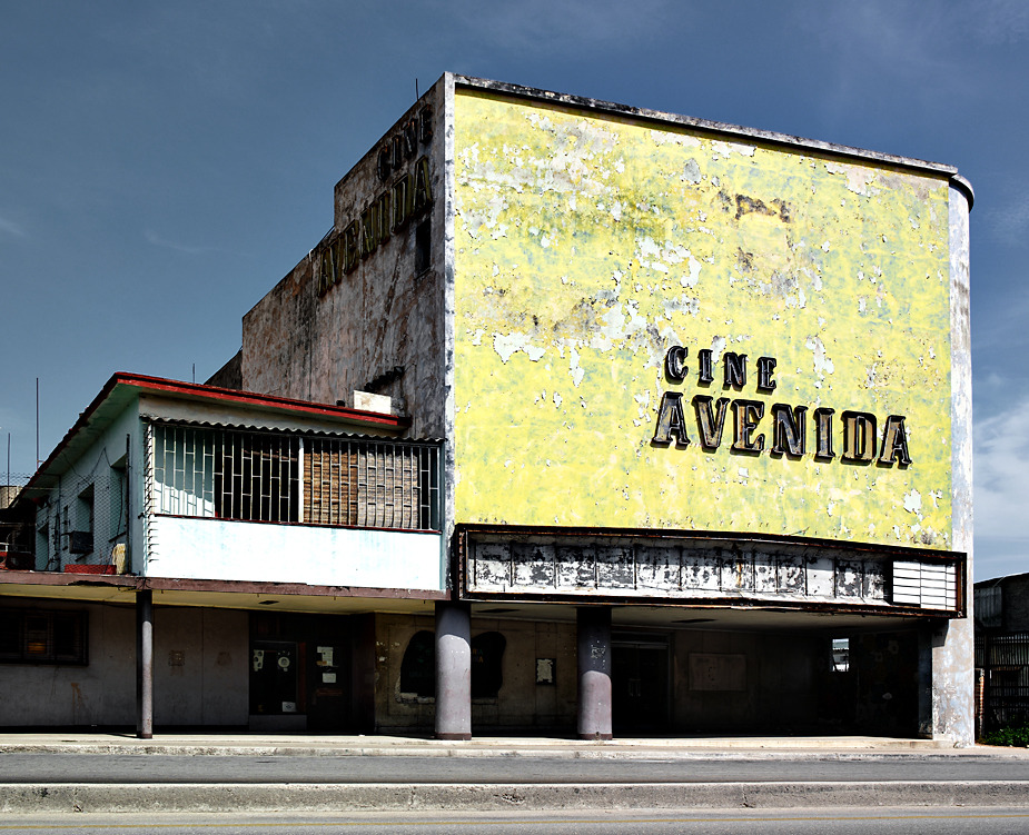 Cinema Avenida - Havana photo by werner pawlok, cuba, kuba, insel der grossen antillen, morbid, charme, che guevarra, fidel castro, landscape, city, karibik, havanna, cinema avenida