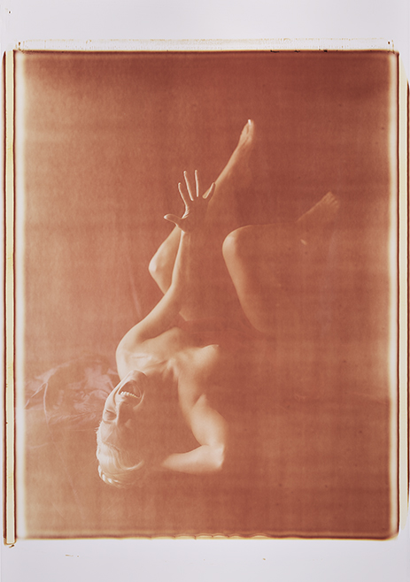 Laurie - mit roter Seide II Monochrome, Polaroid 20x24", Werner Pawlok Laurie - mit roter Seide II Monochrome, Polaroid 20x24", Werner Pawlok