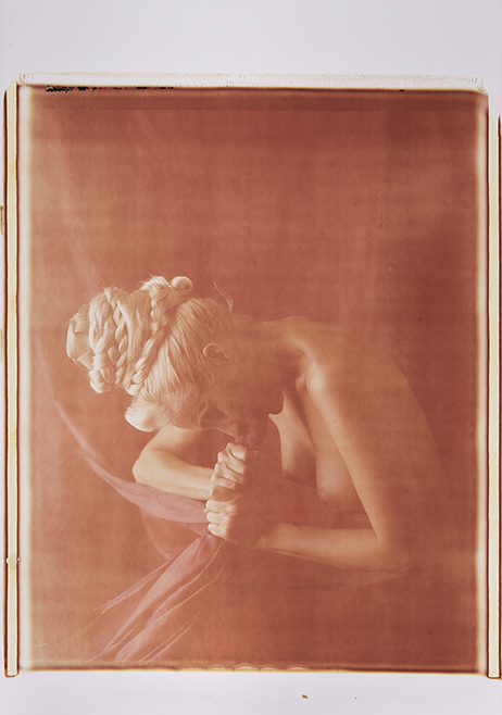 Laurie - mit roter Seide Monochrome, Polaroid 20x24", Werner Pawlok
